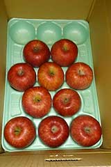 リンゴの箱詰め